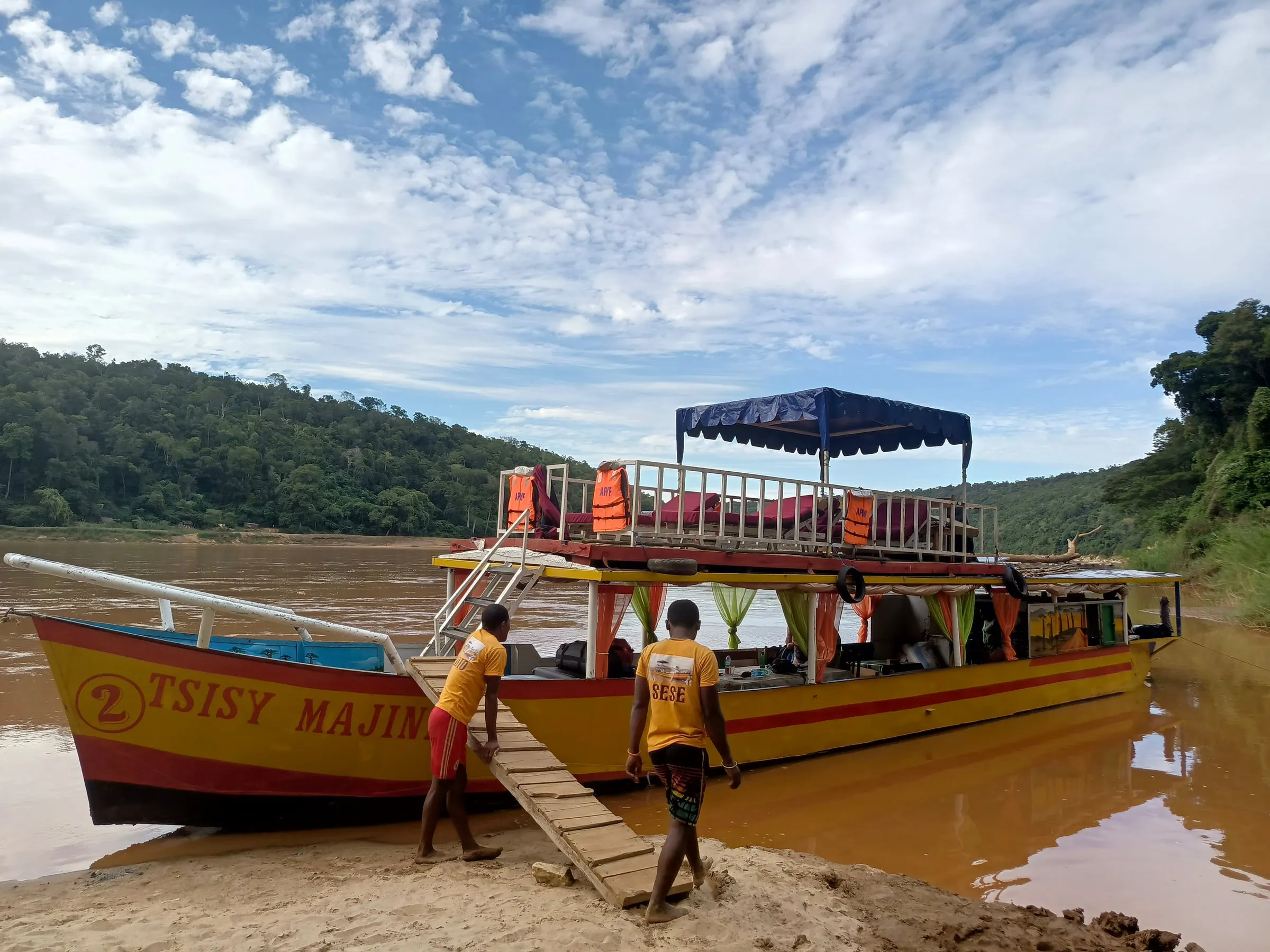 The boat for the trip on the Tsiribihina river