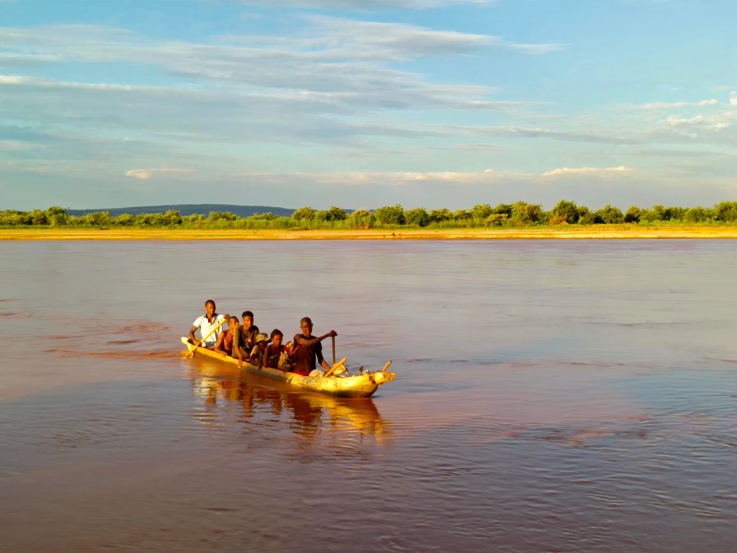 A pirogue crossing the wide Tsiribihina river
