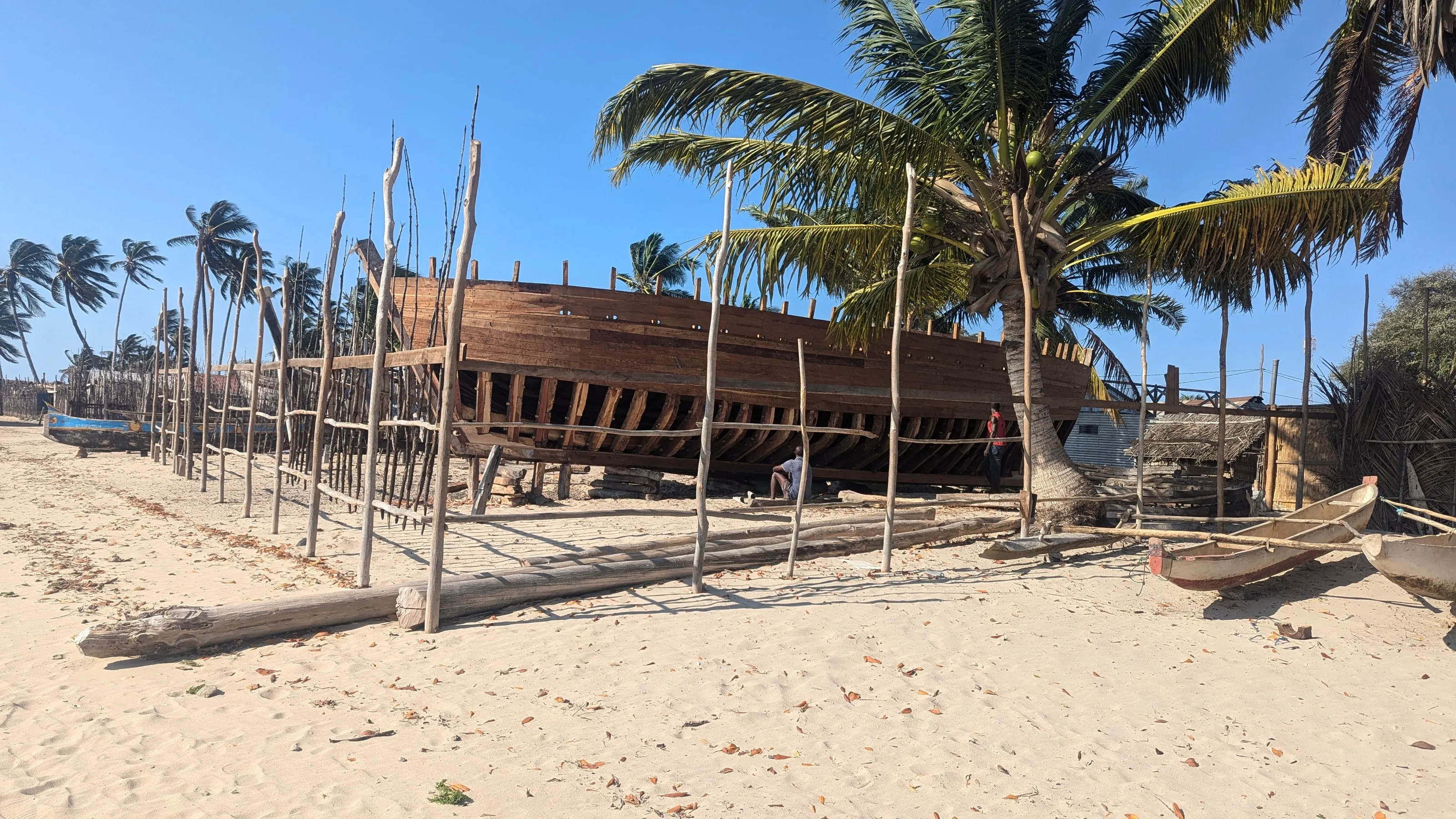 Un boutre en bois en construction sur la plage de Belo-sur-Mer