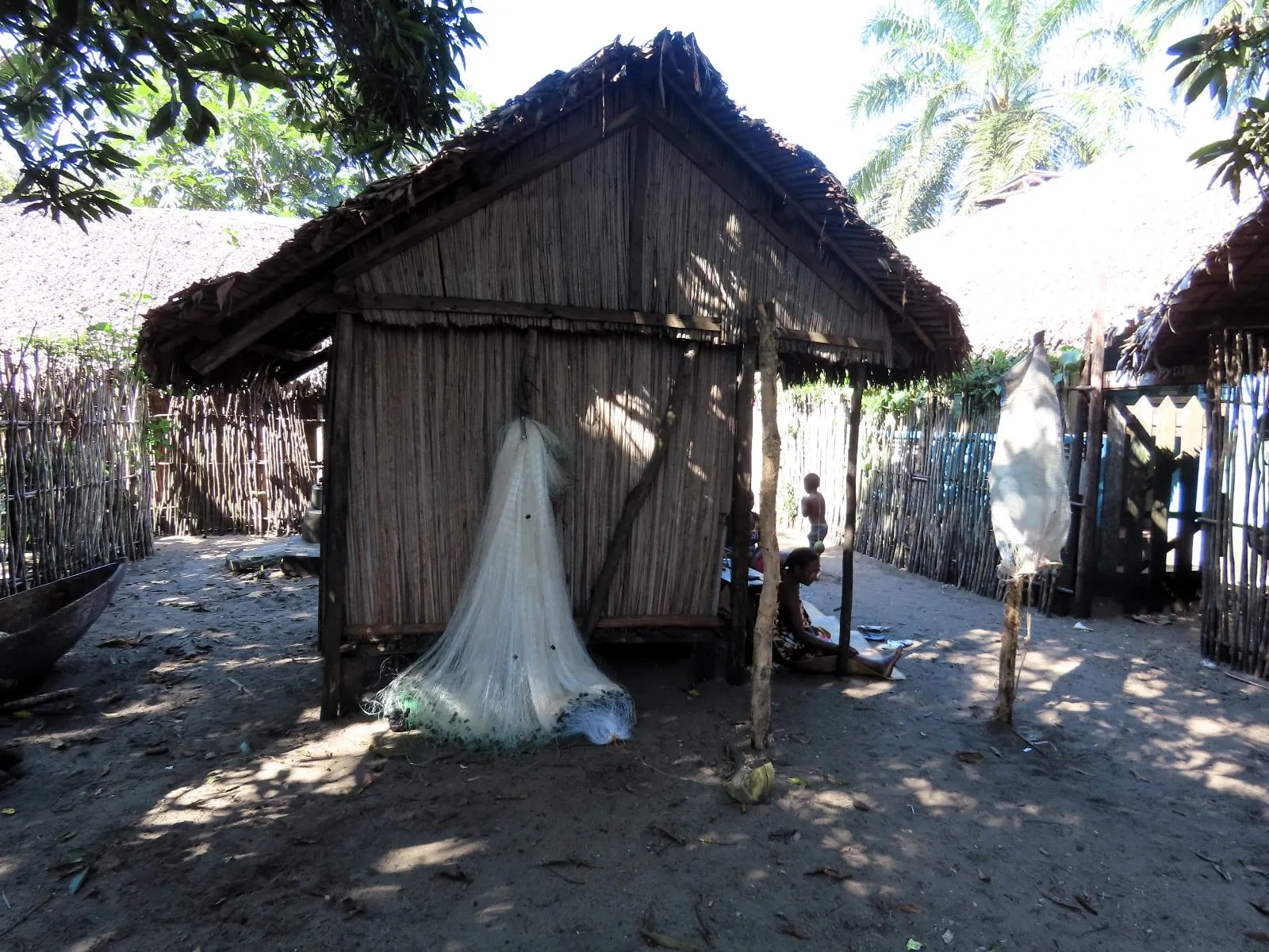 Une case de village traditionnelle et un filet de pêche