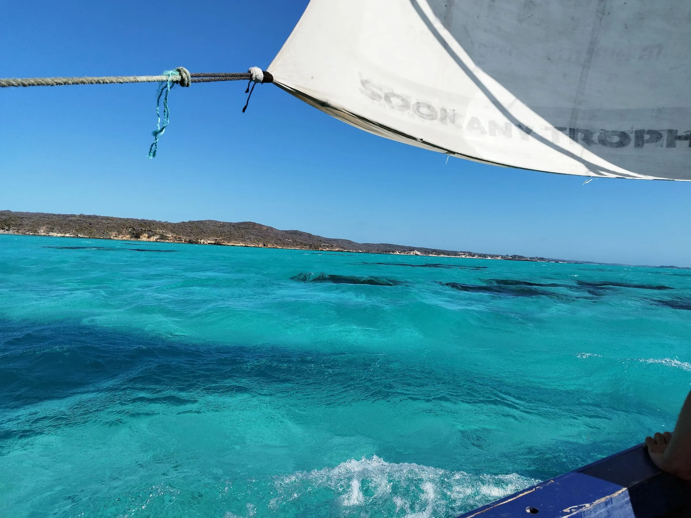 En voilier sur l’eau turquoise de la mer d’Émeraude