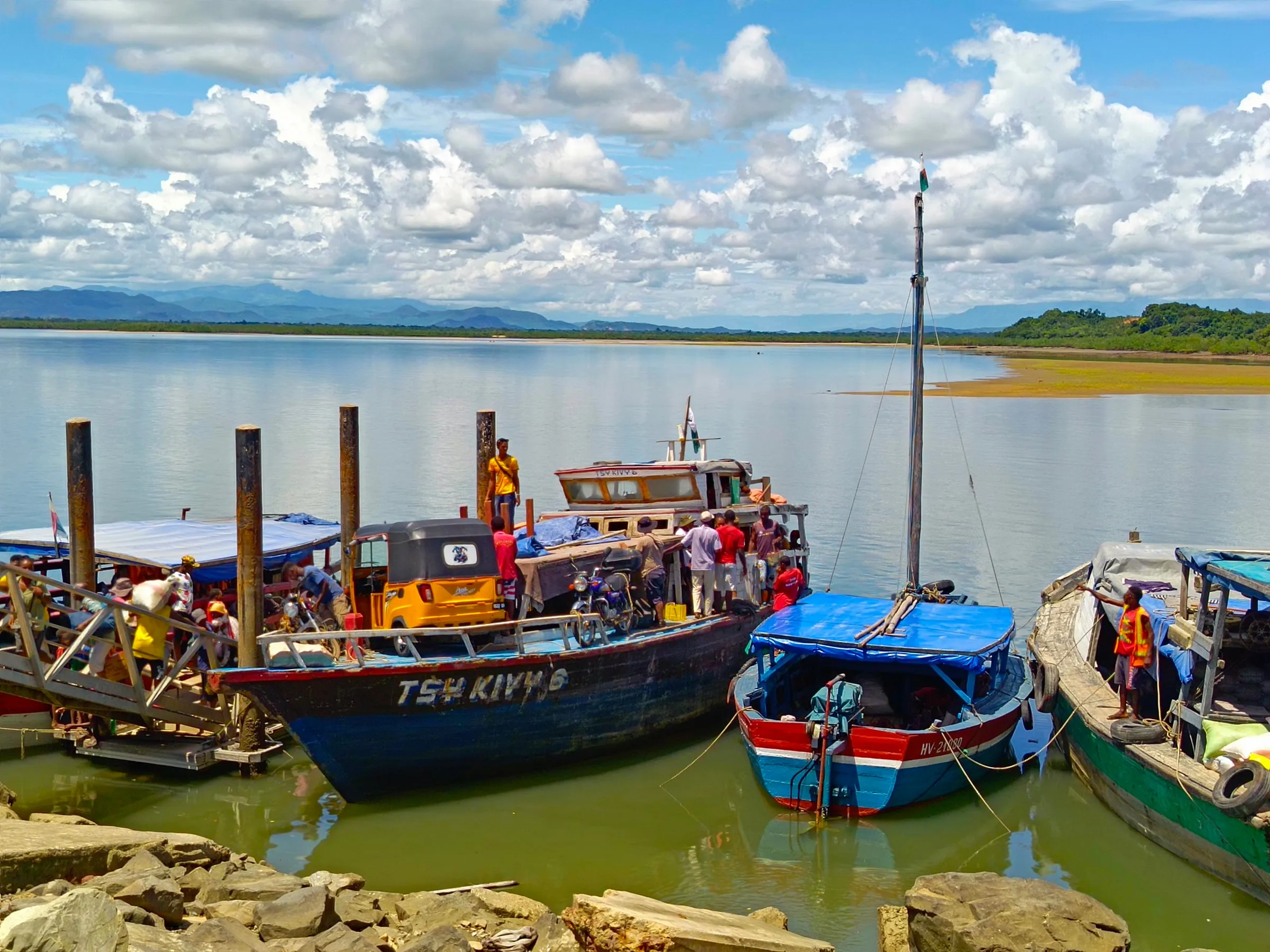 Bateaux au port d’Ankify, prêts pour Nosy Be