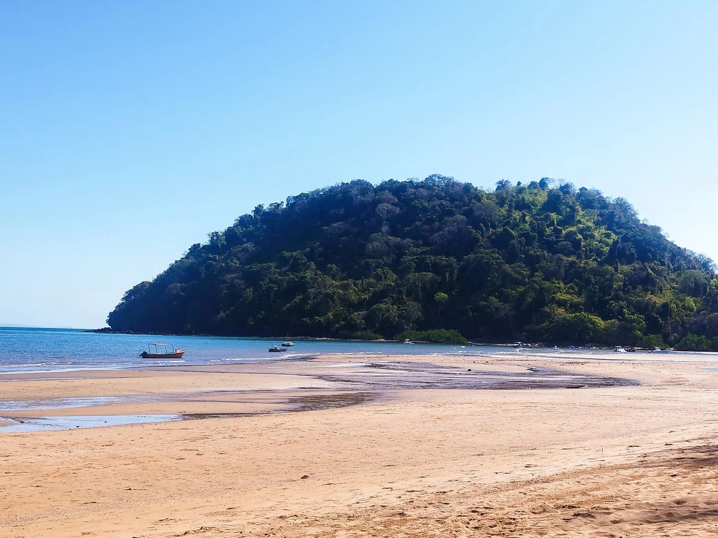 Un cap boisé et une plage sur l’île de Sakatia