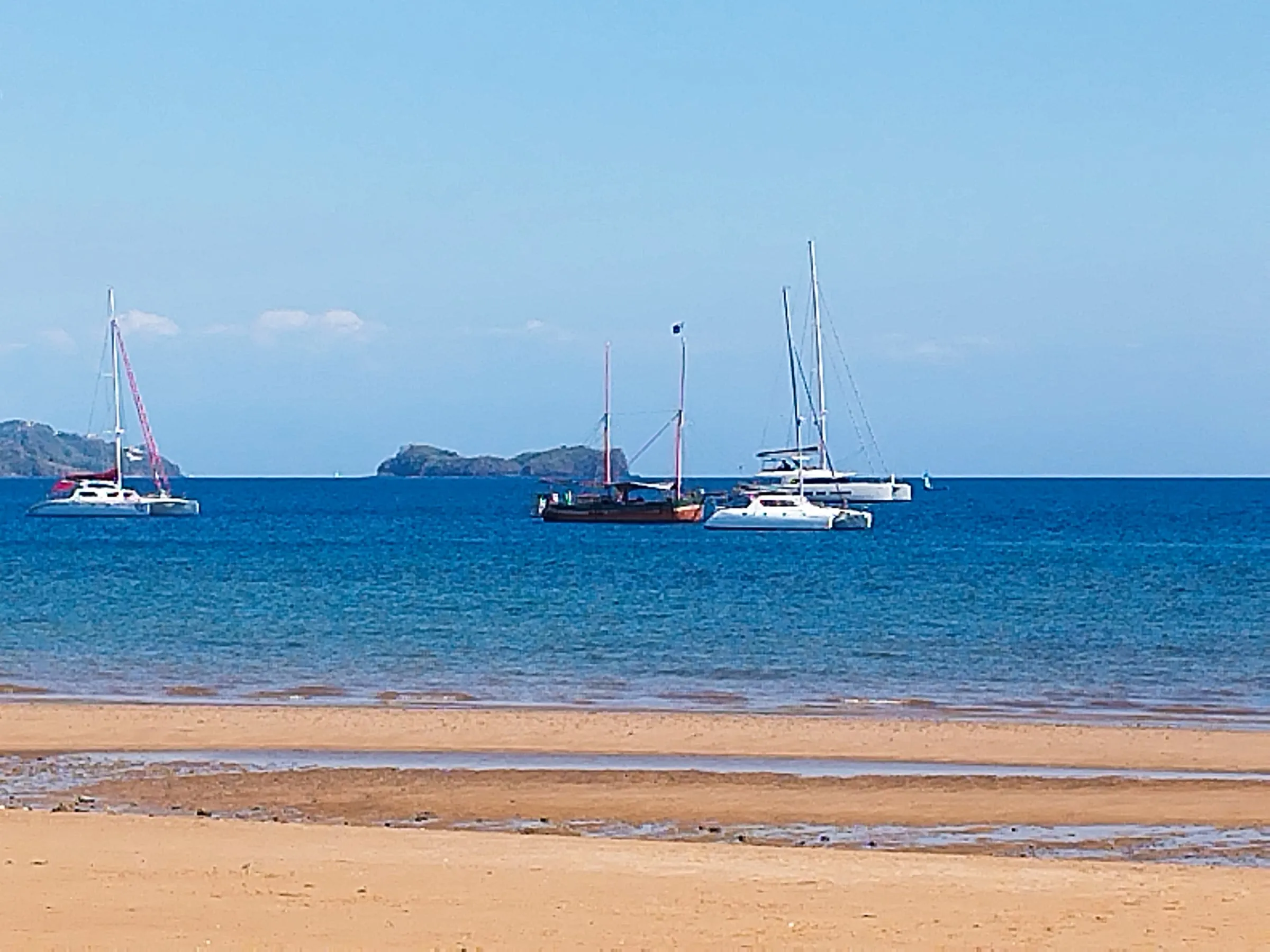 Voiliers au mouillage devant une plage de Nosy Be