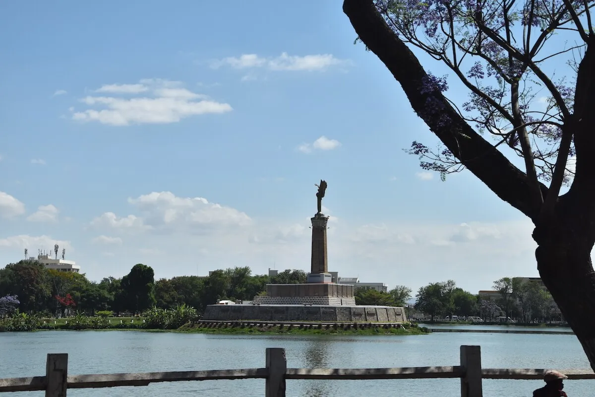 Le lac Anosy à Antananarivo et son monument aux morts